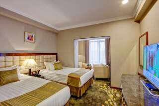 Отель Hotel Lulu Бишкек Двухместный номер с 2 отдельными кроватями и балконом-2