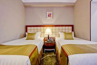 Отель Hotel Lulu Бишкек Двухместный номер с 2 отдельными кроватями и балконом-1